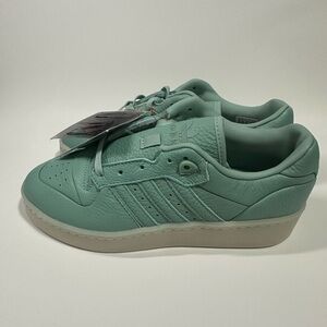 Adidas Rivalry Lux Low Hazy Green/Cream
White Sneakers.size Men’s 8.5 women 9.5
